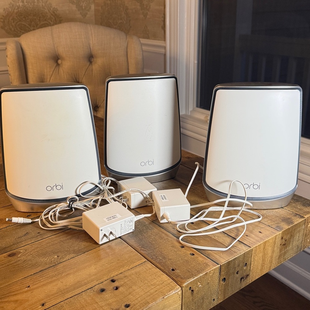 Orbi Router RBR850 and 2 Satellites RBS850 - Picture 9 of 9
